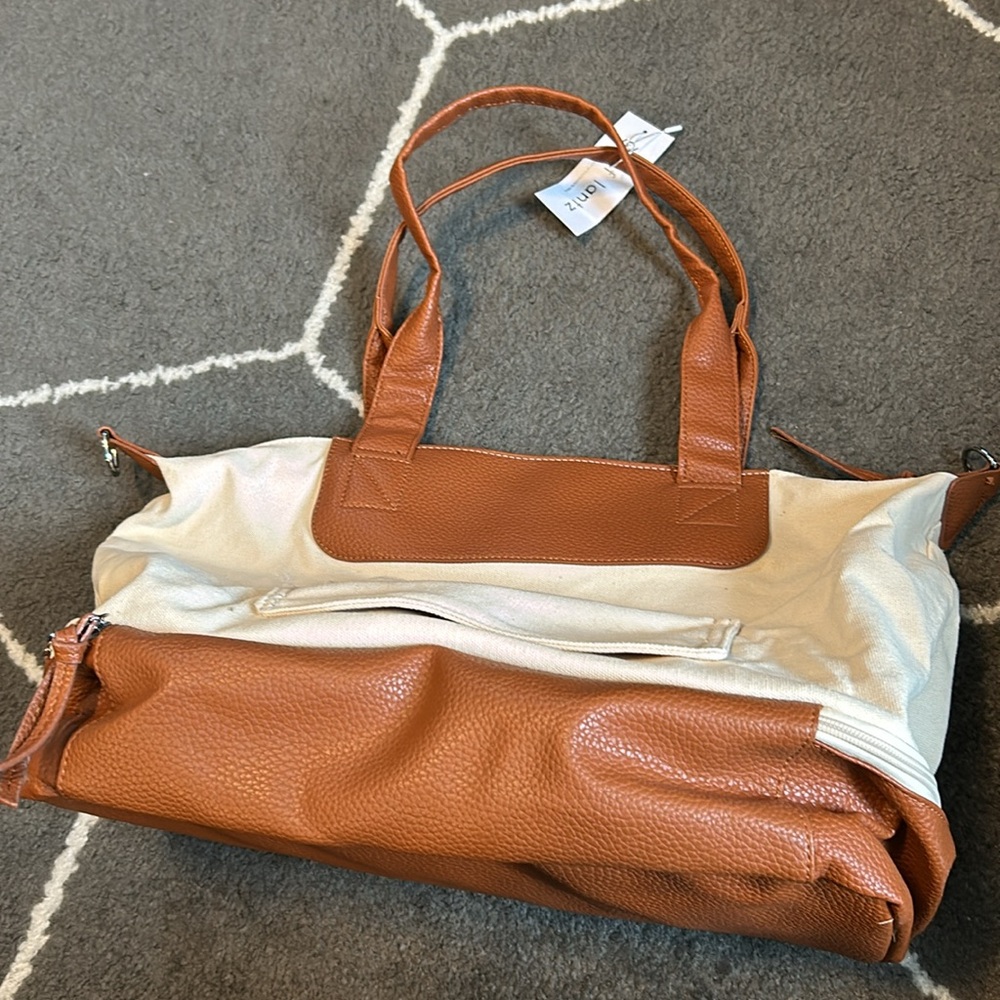 NWT Weekender Bag - Picture 2 of 4